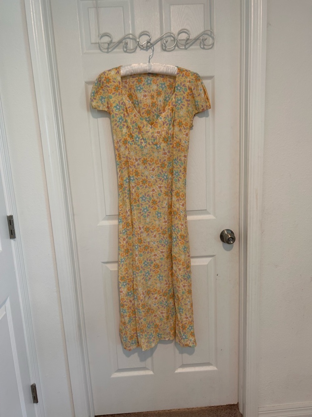 Love Tree Yellow Floral V-Neck Maxi Dress. Size S